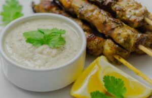 سر النكهة السورية.. طريقة عمل الثومية بالزبادي والطحينة