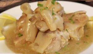 صحية ومغذية وسهلة.. طريقة تحضير شوربة الكوارع