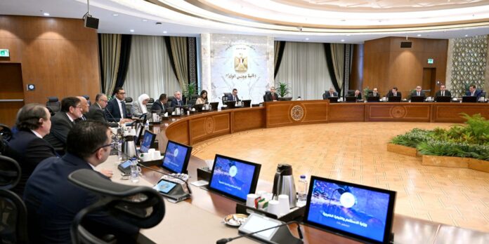 اجتماع رئيس الحكومة مع رؤساء المجالس التصديرية