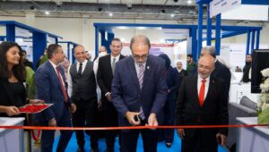 رئيس هيئة سلامة الغذاء يشارك في افتتاح «Pharmaconex 2026» ويفتتح جناح المكملات الغذائية
