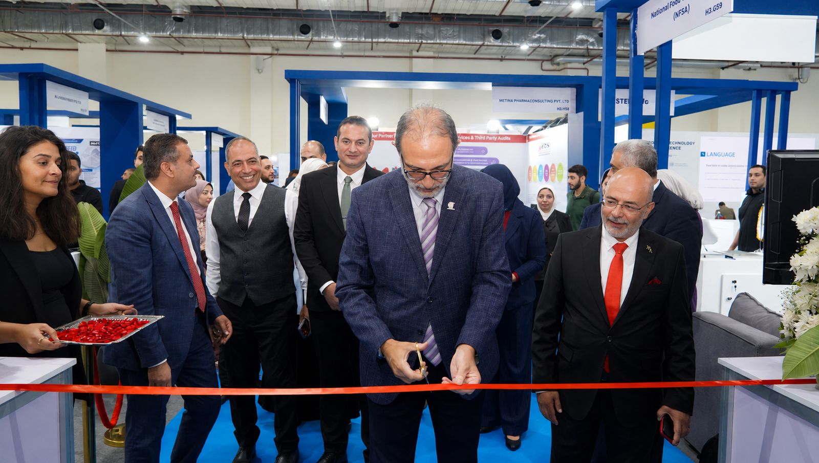 رئيس هيئة سلامة الغذاء يشارك في افتتاح «Pharmaconex 2026» ويفتتح جناح المكملات الغذائية